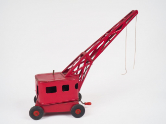 Vente aux enchères Grue mécanique miniature des années 1950 en tôle rouge de fabrication 