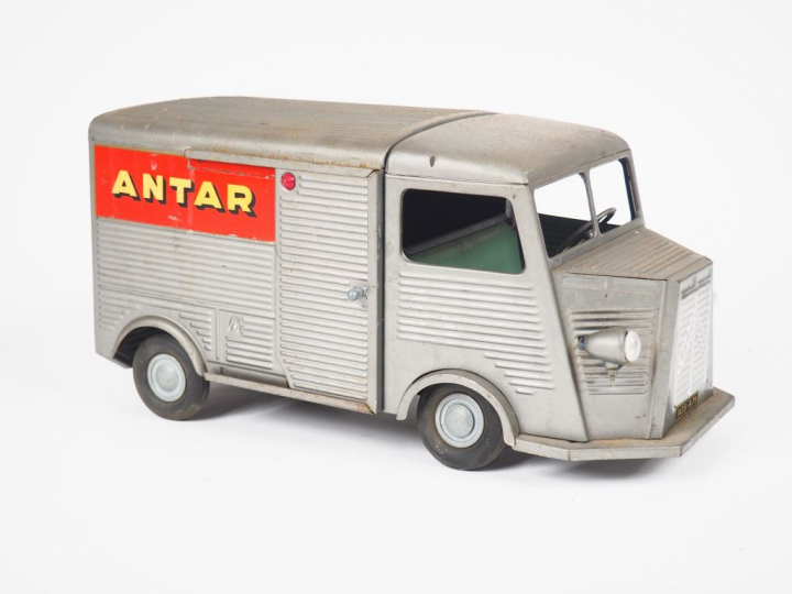 J.R.D. Citroën 1200 kg en tôle, siglée  antar JRD, bel état d'usage. D