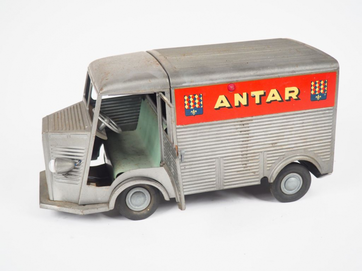 J.R.D. Citroën 1200 kg en tôle, siglée  antar JRD, bel état d'usage. D