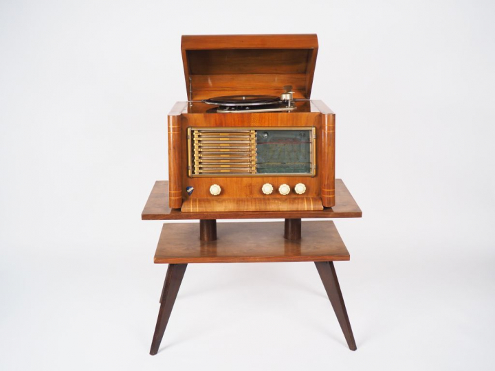 Poste radio Bel canto en bois sur sa table basse à deux plateaux Dim. 