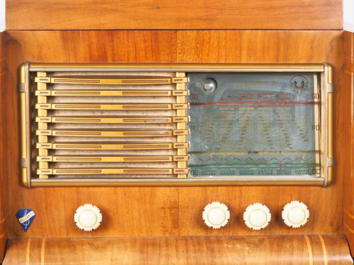 Poste radio Bel canto en bois sur sa table basse à deux plateaux Dim. 