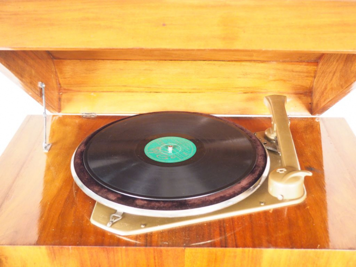 Poste radio Bel canto en bois sur sa table basse à deux plateaux Dim. 