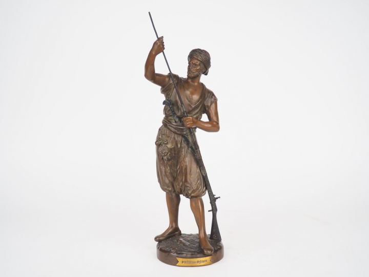 DEBUT. "Guerrier d'Afrique du Nord". Sculpture en bronze polychrome. S