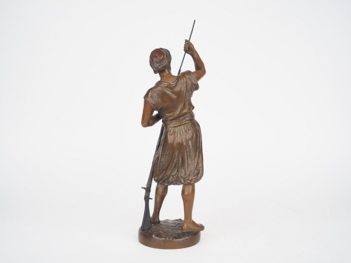 DEBUT. "Guerrier d'Afrique du Nord". Sculpture en bronze polychrome. S