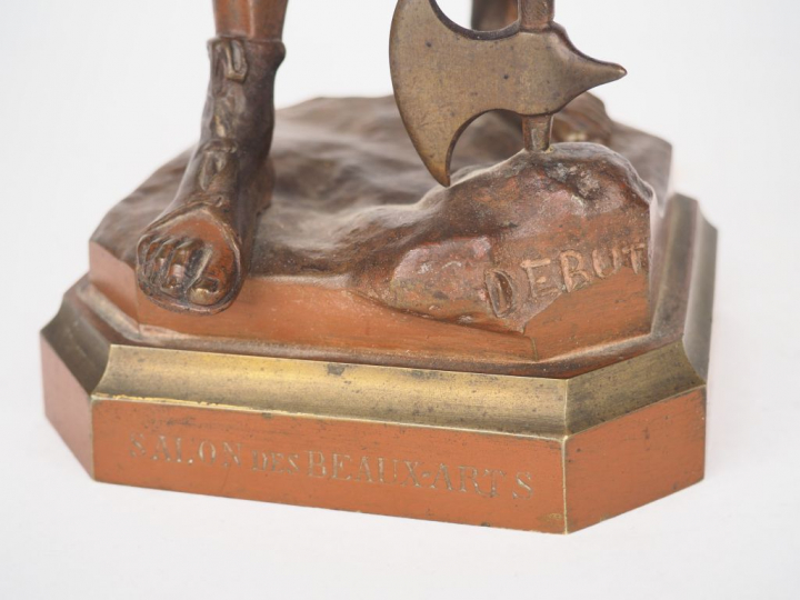 DEBUT. "Vercingétorix". Sculpture en bronze à patine médaille. Signée.