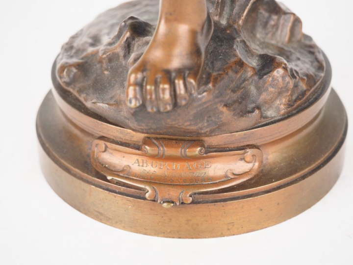 Adrien Etienne GAUDEZ. "Abordarge". Sculpture en bronze à patine médai