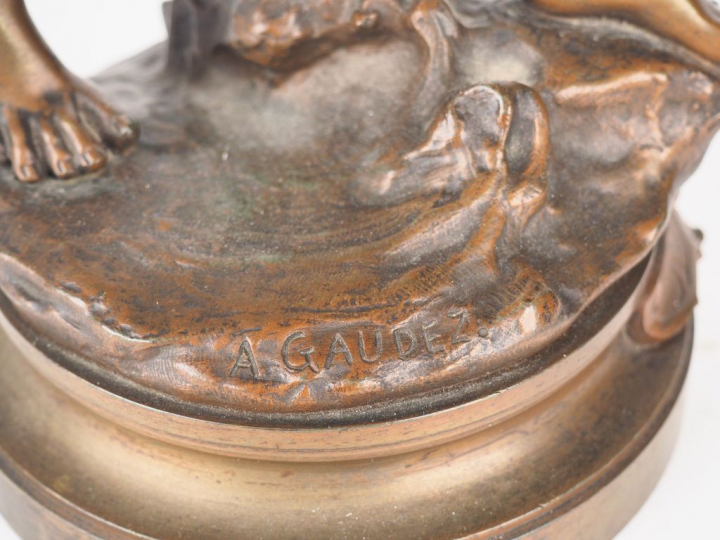Adrien Etienne GAUDEZ. "Abordarge". Sculpture en bronze à patine médai