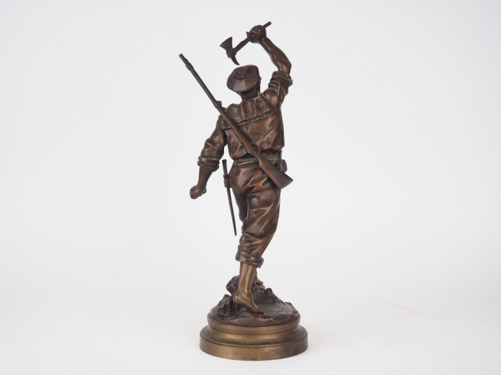 Adrien Etienne GAUDEZ. "Abordarge". Sculpture en bronze à patine médai