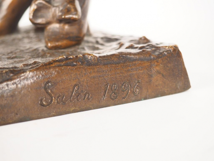 BRUYNEEL. "Jeune fille aux oiseaux". Sculpture en bronze à patine méda