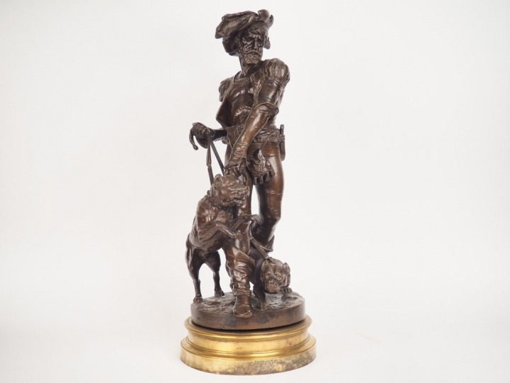 Henri PLE. "Le piqueux" Sculpture en bronze à patine brune, sur son so