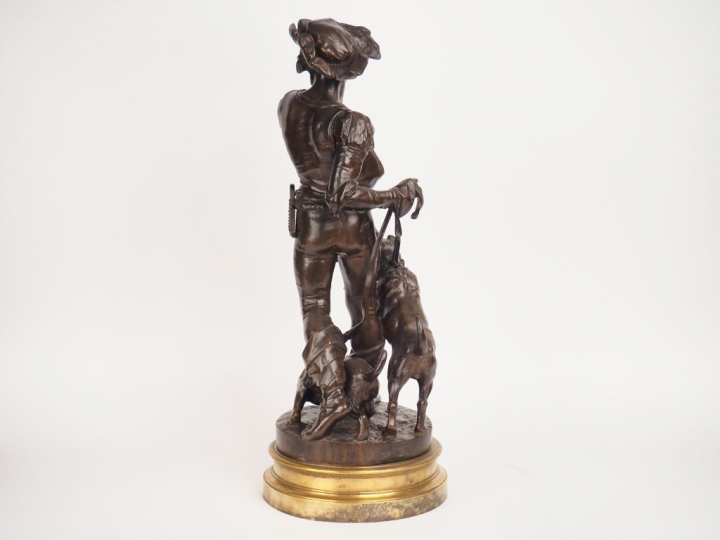 Henri PLE. "Le piqueux" Sculpture en bronze à patine brune, sur son so