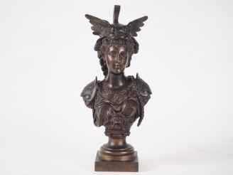 Vente aux enchères Ecole française XIXème. "Minerve". Sculpture en bronze à patine brune.