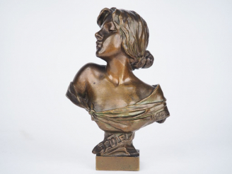 Vente aux enchères Emmanuel VILLANIS. "Seule". Sujet en bronze à patine verte. Signé. H. 