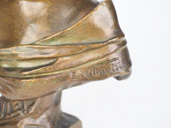 Emmanuel VILLANIS. "Seule". Sujet en bronze à patine verte. Signé. H. 