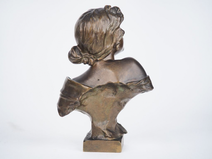 Emmanuel VILLANIS. "Seule". Sujet en bronze à patine verte. Signé. H. 