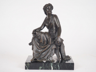 Vente aux enchères Ecole française XIXème. "Femme à l'antique". Sculpture en bronze à pat