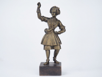 Vente aux enchères Sujet XIXème en bronze sur un socle en bois, "jeune fille à la trompe 