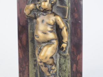 Vente aux enchères Sujet en bronze sur un socle en marbre rouge, "enfant Jésus endormi su