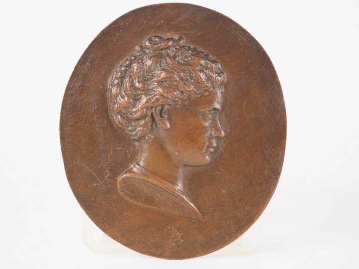 Jean ROMAGIEWICZ. "Profil de jeune femme". Médaillon en bronze à patin
