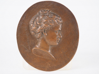 Vente aux enchères Jean ROMAGIEWICZ. "Profil de jeune femme". Médaillon en bronze à patin