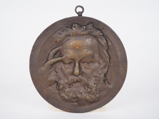Vente aux enchères Ecole française XIXème. "Victor Hugo pensif". Médaillon en bronze à pa
