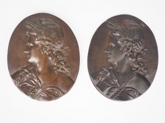 Vente aux enchères Paire de plaques XIXème en bronze à patine brune. "Mariannes". Dim. 22