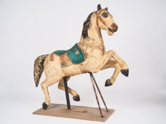 Vente aux enchères Cheval de manège en bois sculpté polychrome sur son socle en fer. Dim.