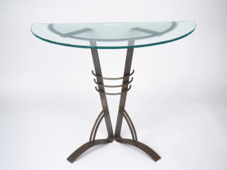 Vente aux enchères Console demi-lune contemporaine en métal, plateau en verre à décor de 