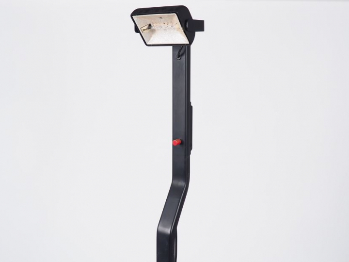 Lampadaire halogène design en métal chromé noir. H. 187 cm