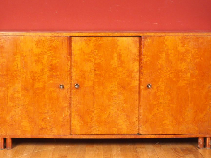 Enfilade 1950 en loupe de bois clair et cuivre, ouvrant à trois portes