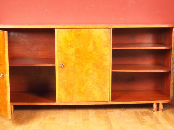 Enfilade 1950 en loupe de bois clair et cuivre, ouvrant à trois portes