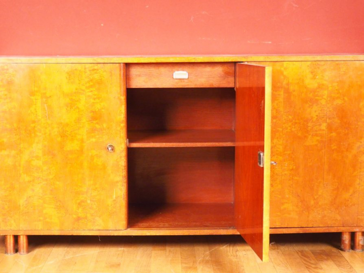 Enfilade 1950 en loupe de bois clair et cuivre, ouvrant à trois portes