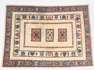 Vente aux enchères Tapis d'Orient à décor de frise de fleurs bleues et rouges sur fond cr