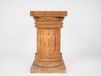 Vente aux enchères Sellette en bois naturel en forme de colonne. Dim. 68,5 x 40 x 40 cm