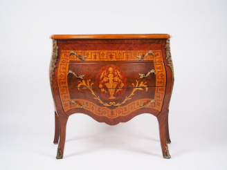 Vente aux enchères Petite commode de style Louis XV en marqueterie, à décor de rinceaux f