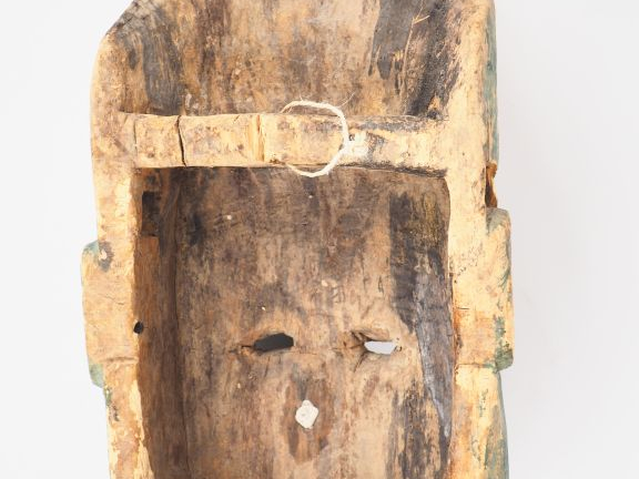 Masque thaïlandais en bois sculpté polychrome. Dim. 55 x 28 x 15 cm. (