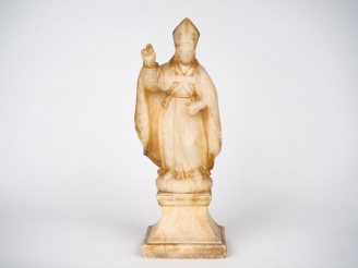 Vente aux enchères Sculpture XVIIIème en albâtre "Evèque". H. 37 cm traces de dorure. (ac