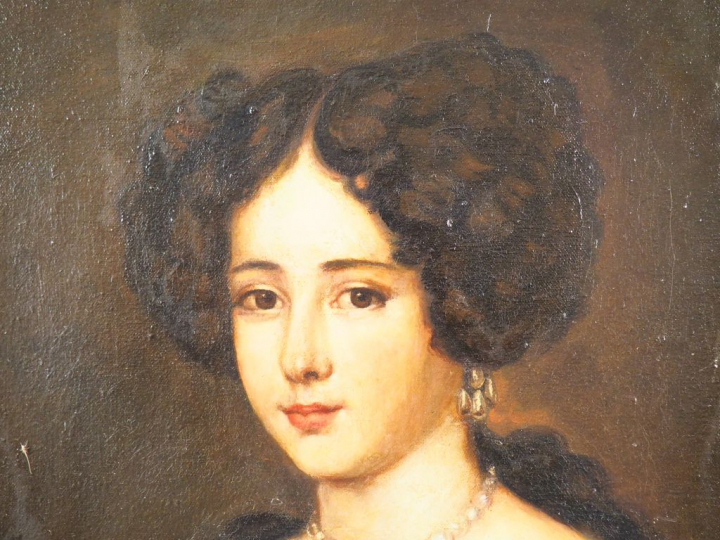 Ecole française XIXème "Portrait de jeune femme au collier de perles" 