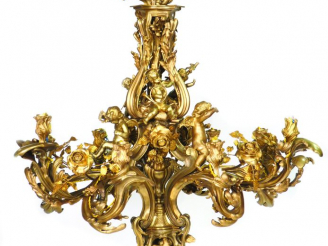 Vente aux enchères CAFFIERI (d'après). Exceptionnel lustre en bronze de style Louis XV d'