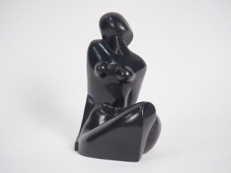 Vente aux enchères Katarzyna KOBRO. "Femme nue assise".  Sculpture en bronze, signée. Fon