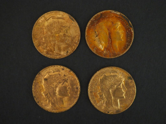 Vente aux enchères Ensemble comprenant quatre pièces de 20 francs or, 1900, 1901, 1902 et
