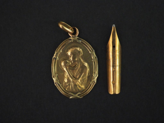 Vente aux enchères Médaille religieuse ovale en or jaune, figurant une Vierge à l’Enfant.