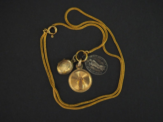 Vente aux enchères 	Chaine en or jaune, maille ronde.  Le fermoir orné de trois différent