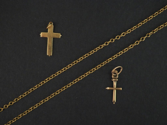 Vente aux enchères Ensemble comprenant :  - une chaine en or jaune, maille forçat. Long. 