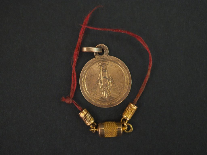 	Ensemble comprenant :  - une médaille religieuse en or jaune, figuran