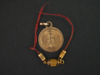 Vente aux enchères 	Ensemble comprenant :  - une médaille religieuse en or jaune, figuran