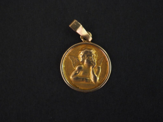 Vente aux enchères Petite médaille en or jaune, à décor d’angelot. Diam. 1,3 cm Poids. 0,
