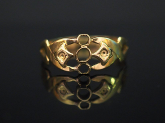 Vente aux enchères Petite bague en or jaune, à décor stylisé et ajouré. TDD. 56 Poids. 2,