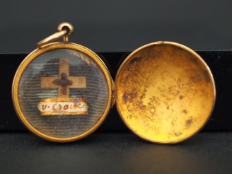 Vente aux enchères Pendentif reliquaire en or jaune, contenant une relique de la Sainte C