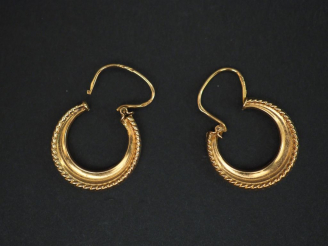Vente aux enchères Paire de demi créoles en or jaune, à décor de motifs torsadés. Poids. 